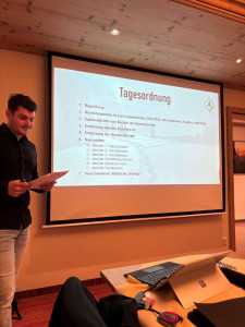 1. Vorsitzender Alexander Kiefer leitet die Versammlung